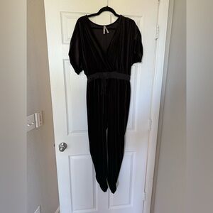 Black Velvet Jumpsuit ♟️ size L